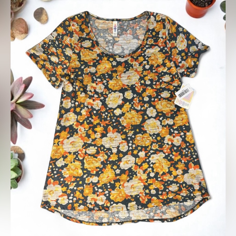 LULAROE Women’s Short Sleeve Floral T-Shirt Size Large. Lightweight and Airy NWT